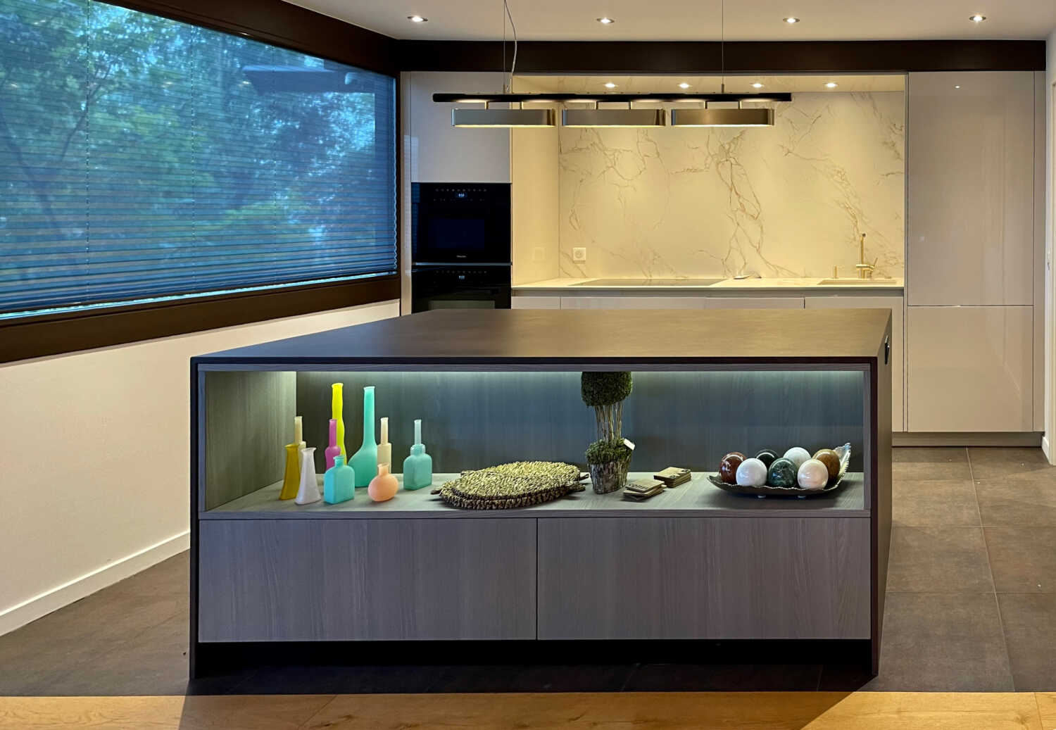 Conception de cuisine avec aquarium intégré au plan de travail